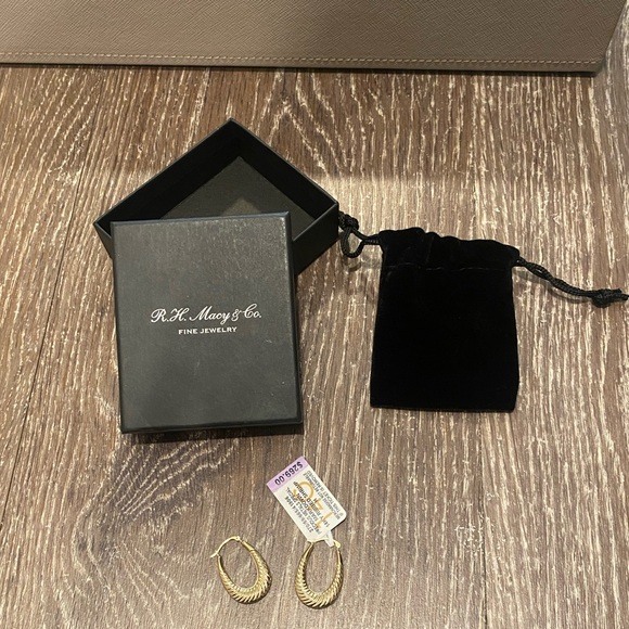 Macy’s 14K gold ribbed oval hoop earrings - Picture 2 of 5